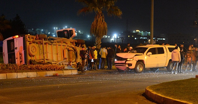 İşçi servisi ile polis aracı çarpıştı: 7 yaralı