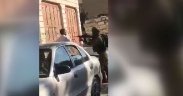 İsrail askeri Filistinli babaya çocuğunun önünde silah doğrulttu