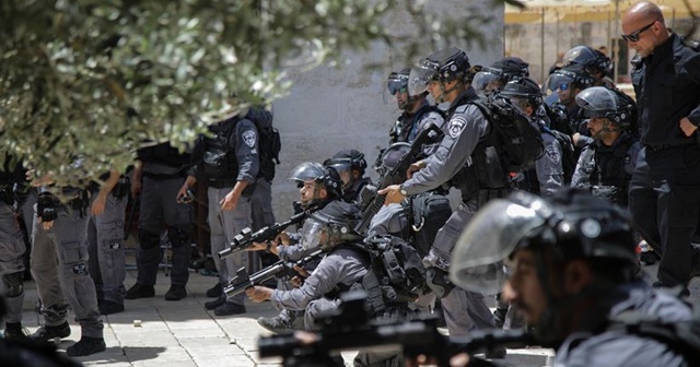 İsrail polisi Kudüs&#039;te bir camiyi kapattı