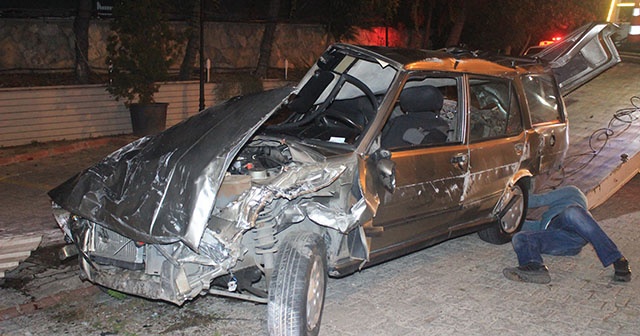 İstanbul&#039;da otomobil restoranın bahçesine girerek devrildi: 2 yaralı