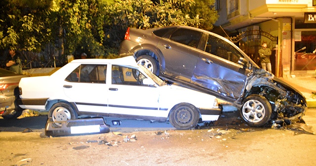 İstanbul&#039;da sıcak saatler! Polis&#039;ten kaçtı, 6 araca çarptı