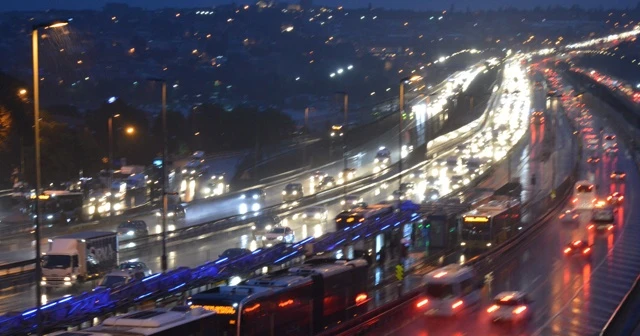 İstanbullular güne yağmur ile uyandı