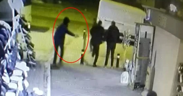 Kaldırımda bekleyen adamı bacağından vurdu