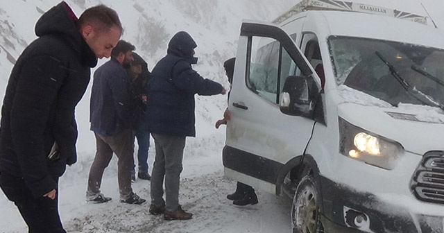 Kar ve tipide mahsur kalan 10 kişi kurtarıldı