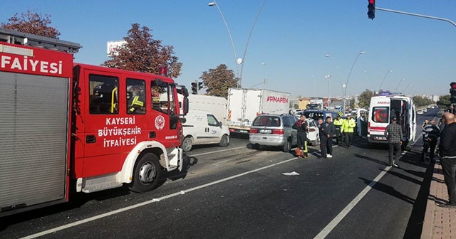 Kayseri&#039;de 4 aracın karıştığı zincirleme trafik kazası: 5 yaralı