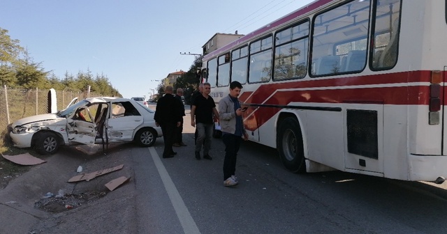 Kocaeli&#039;de halk otobüsü ile otomobil çarpıştı: 4 yaralı