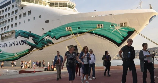 Kuşadası'na kruvaziyerle 2 bin 657 turist geldi