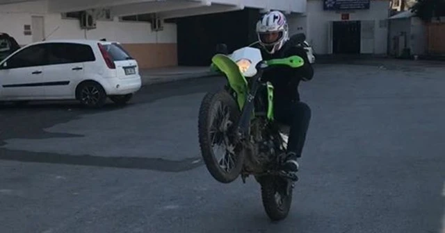 Kuşadası’nda virajı alamayan motosikletli tabelaya çarptı öldü