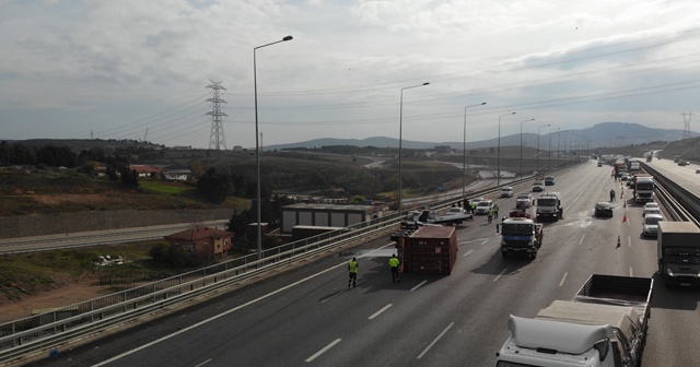 Kuzey Marmara otoyolunda feci kaza! Ciple çarpışan kamyon devrildi