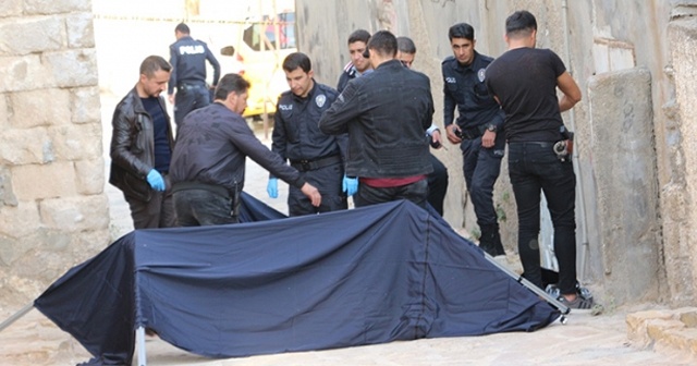Mardin&#039;de bir kişi sokakta bıçakla öldürülmüş halde bulundu