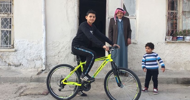 Mendil satan Suriyeli çocuğa &#039;bisiklet&#039; sürprizi