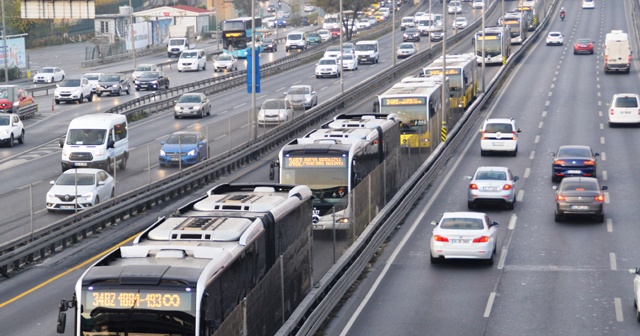 Metrobüs yoğunluğu dikkat çekti