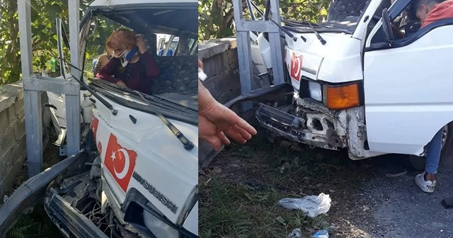 Minibüs elektrik direğine çarptı: 2 yaralı