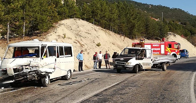 Minibüs ile kamyonet kafa kafaya çarpıştı: 4 yaralı