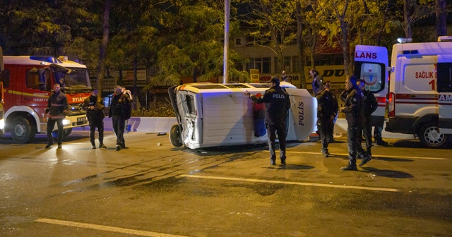 Minibüsün çarptığı polis aracı devrildi