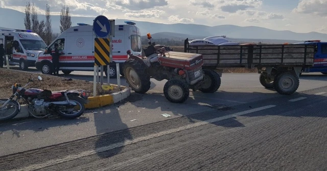 Motosikletle traktör çarpıştı: 1 ölü, 1 yaralı