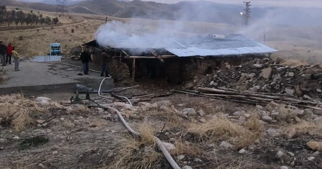 Ocaktan sıçrayan kıvılcım yaşlı adamın evini yaktı