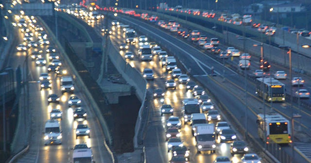 Okullar açıldı, trafik yoğunluğu başladı