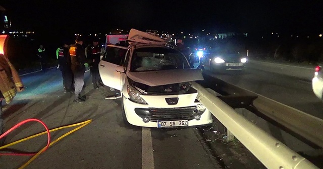 Otomobil bariyere ok gibi saplandı: 2 ölü, 3 yaralı