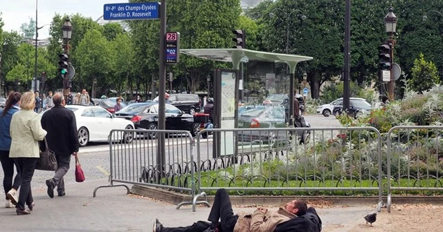 Paris&#039;te 700 çocuk geceyi sokakta geçiriyor