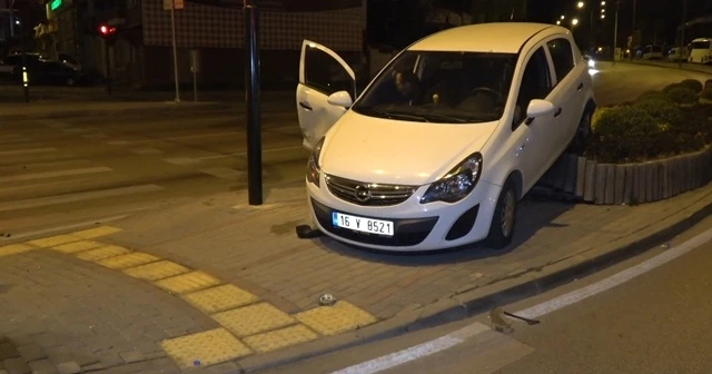 Refüje oturan arabada bulunan 3 kişi yaralandı