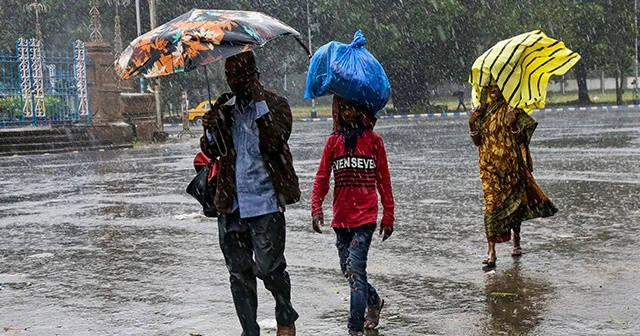 Saatte 74 kilometre hızla yaklaşıyor! Bangladeş'te Bulbul Kasırgası alarmı