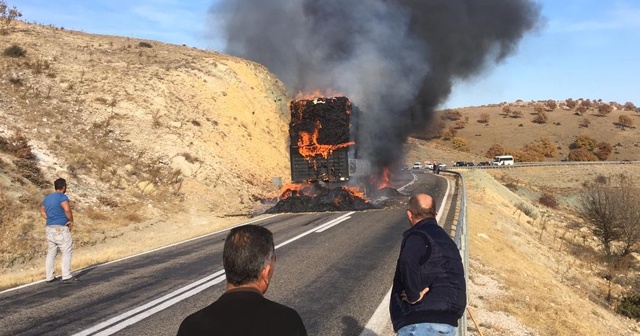 Saman yüklü tır alev alev yandı