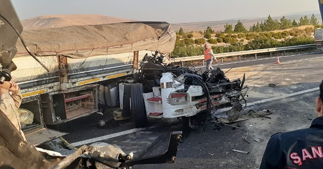 Şanlıurfa&#039;da korkunç kaza! Uyuyakalan tır şoförü bariyerlere çarparak durabildi