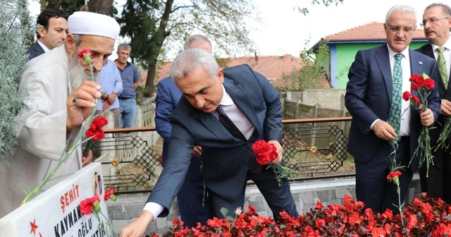 Şehit Kaymakam mezarı başında anıldı