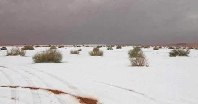 Suudi Arabistan'da kar yağdı