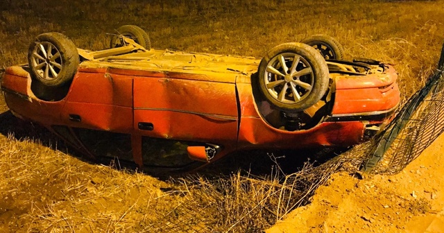 Takla atan otomobilden burnu kanamadan çıktı