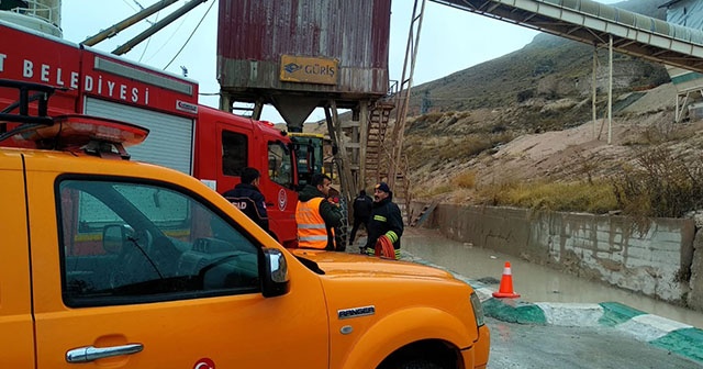 Taş kırma makinesine düşen işçi öldü