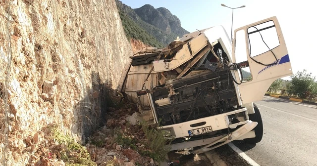 Taş yüklü kamyon devrildi: 1 ölü