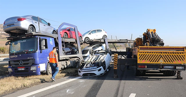 TEM&#039;de kaza yapan tırdaki sıfır otomobiller hurdaya döndü