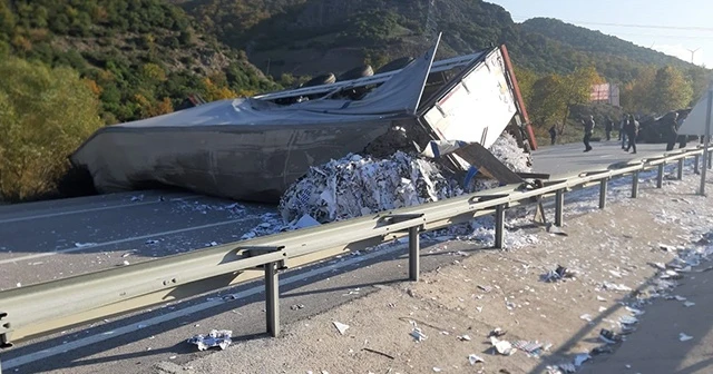 TIR ile traktör çarpıştı