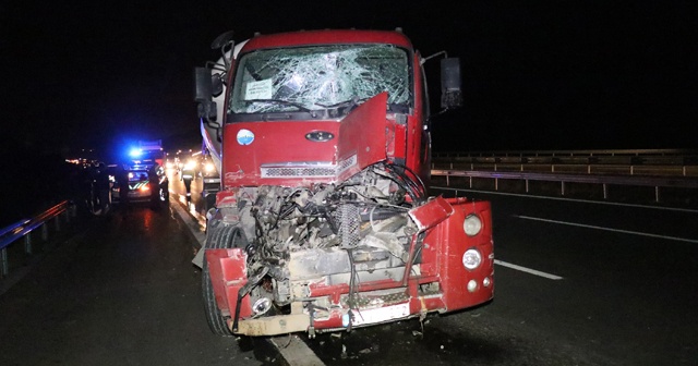 Tıra arkadan çarpan tanker hurdaya döndü