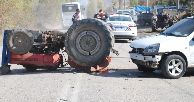 Tokat’ta otomobilin çarptığı traktör devrildi: 2 yaralı