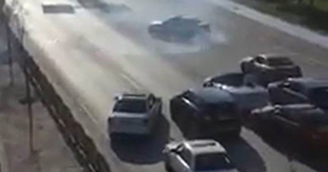 Trafik magandaları yolu kapatıp drift attılar