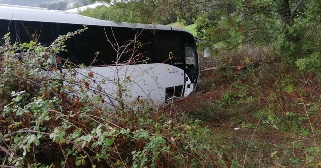 Turistleri taşıyan otobüs şarampole düştü