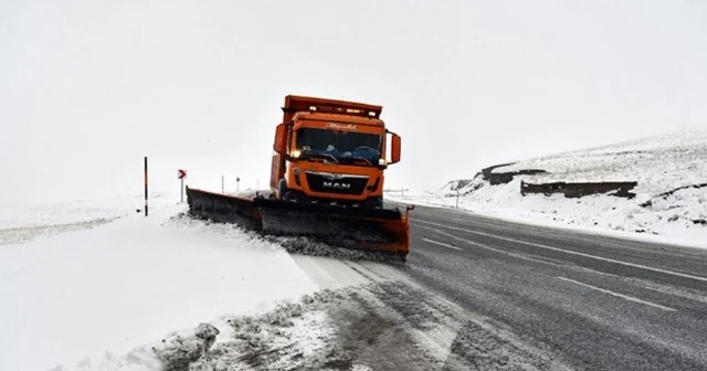 Van'da kar ve tipi nedeniyle 28 yerleşim yerinin yolu kapandı