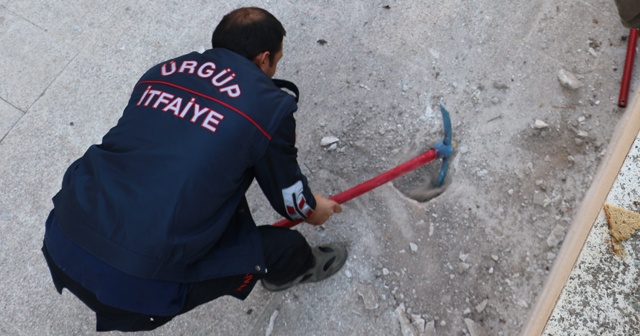 Yavrusunun kurtarılmasını otomobilin altından izledi