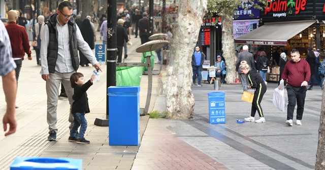 Yerdeki pet şişeyi çöpe attılar, alkış yağmuruna tutulunca şaşkına döndüler