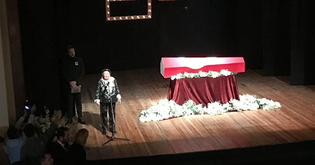 Yıldız Kenter için Kenter Tiyatrosu'nda tören düzenlendi