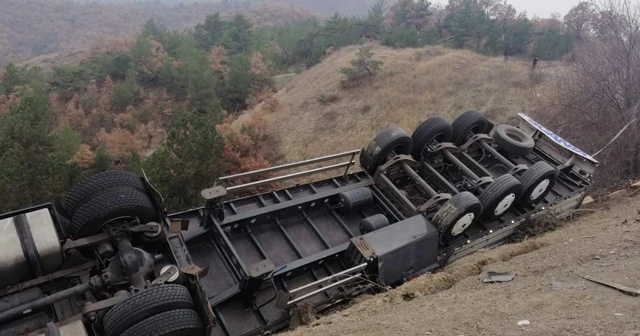 Yoldan çıkan tırın uçuruma yuvarlanmasını ağaçlar engelledi