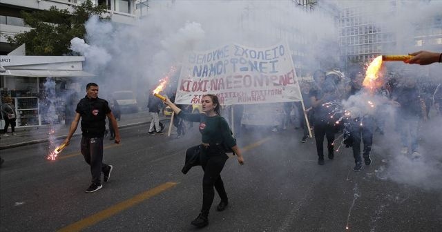 Yunanistan&#039;da lise öğrencileri polisle çatıştı