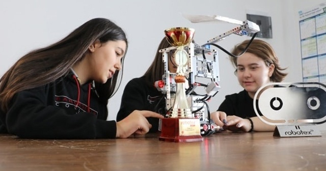 14 yaşındaki kız öğrenciler &#039;yangın söndürme robotu&#039;yla dünya ikincisi oldu