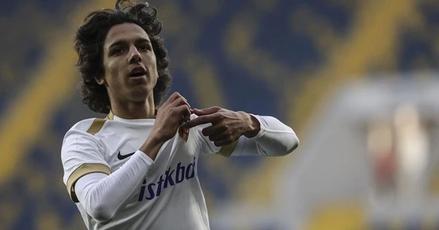 15 yaşındaki Emre ilk 11'de