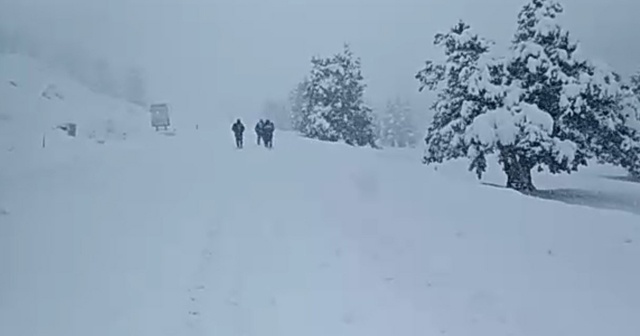 5 kilometre yürüyerek kar esaretinden kurtuldular