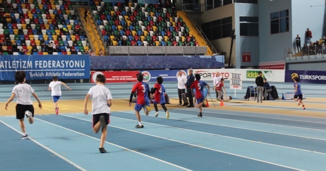 60.Yıl Atletizm Şampiyonası‘nda miniklerden kıyasıya mücadele