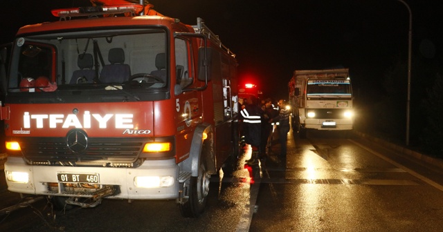 Adana&#039;da sele kapılan otomobilde bulunan 5 kişi kurtarıldı